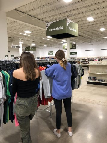 maggie and taylor shopping
