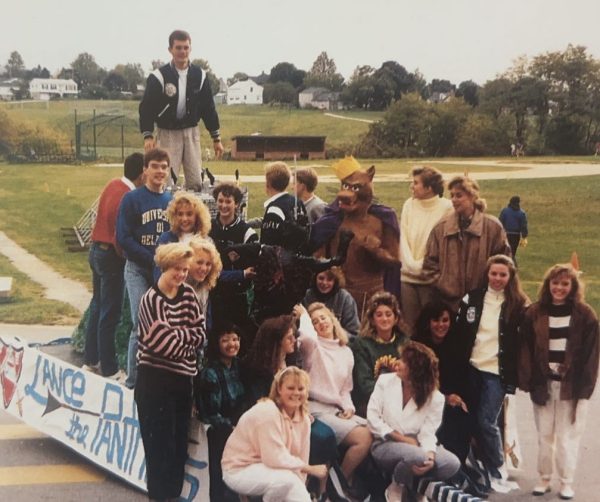 1989 Homecoming parade float with students aboard